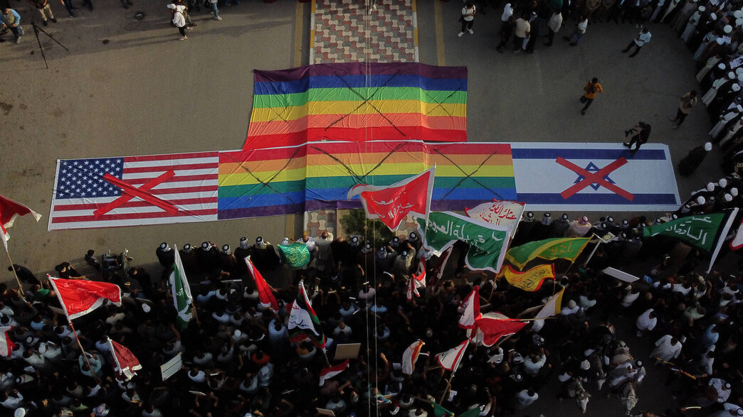 הכנות לשריפת דגלי גאווה, ישראל וארה"ב בעיראק, 4 ביולי 2023  (צילום:  ASAAD NIAZI/AFP, GettyImages)