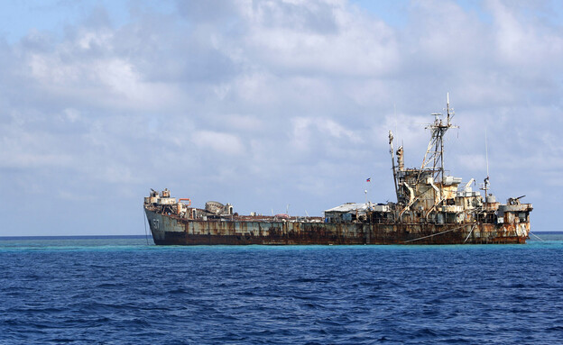 ספינת המלחמה של הפיליפינים ב"שרטון תומאס השני" (צילום: רויטרס)