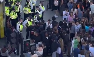 הכאוס בלונדון: שוטרים התעמתו עם עשרות צעירים שבאו לשדוד (צילום: מתוך הרשתות החברתיות לפי סעיף 27א' לחוק זכויות יוצרים)