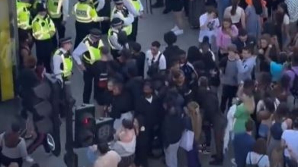 הכאוס בלונדון: שוטרים התעמתו עם עשרות צעירים שבאו לשדוד (צילום: מתוך הרשתות החברתיות לפי סעיף 27א' לחוק זכויות יוצרים)