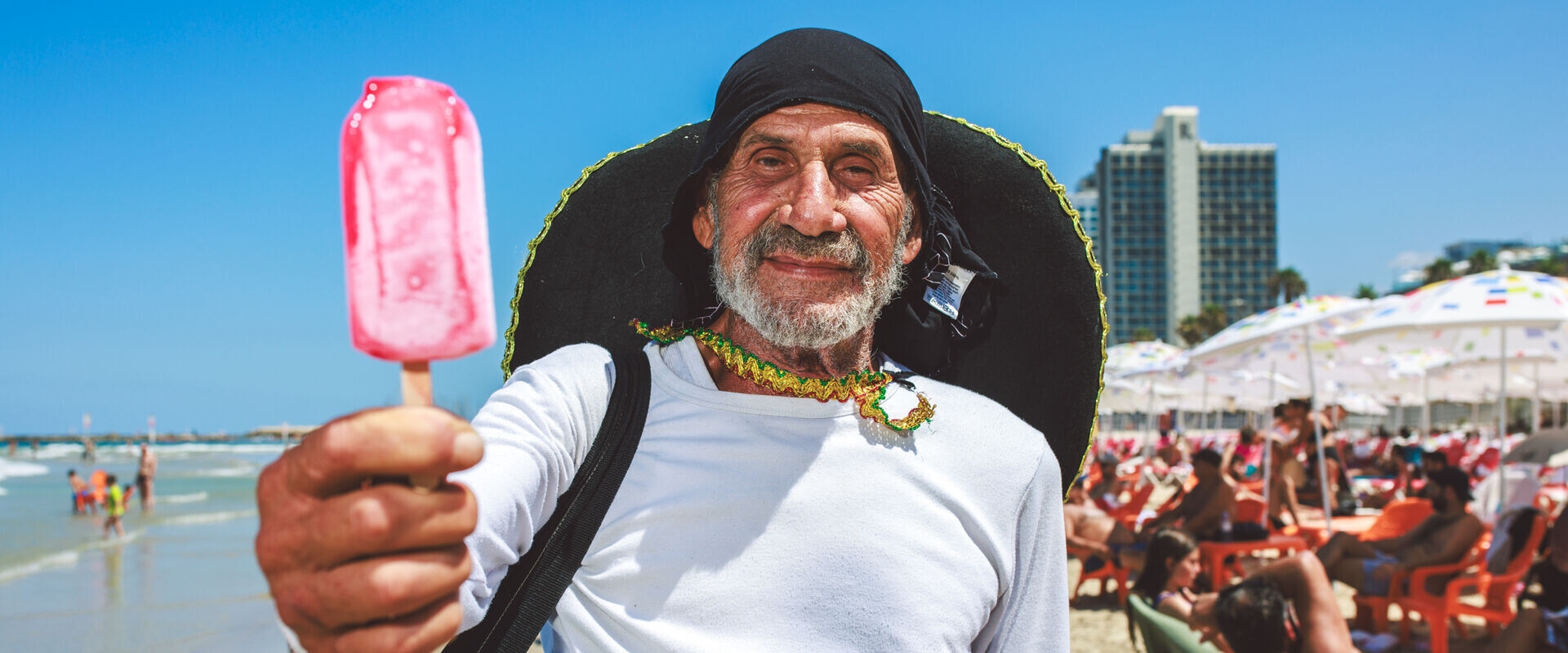 שמעון אלון (שמעון ארטיק) בחוף פרישמן בתל אביב (צילום: עופר חן)