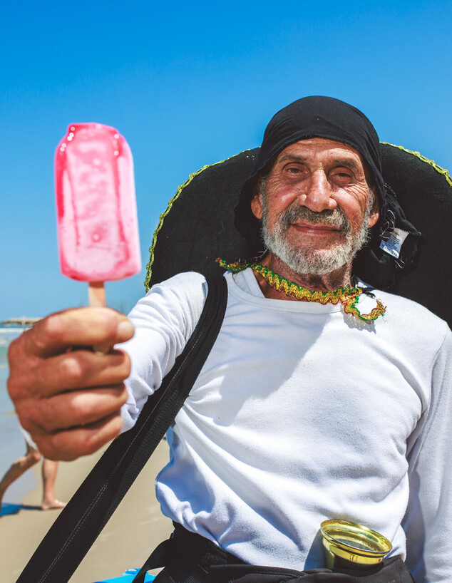 שמעון אלון (שמעון ארטיק) בחוף פרישמן בתל אביב (צילום: עופר חן)