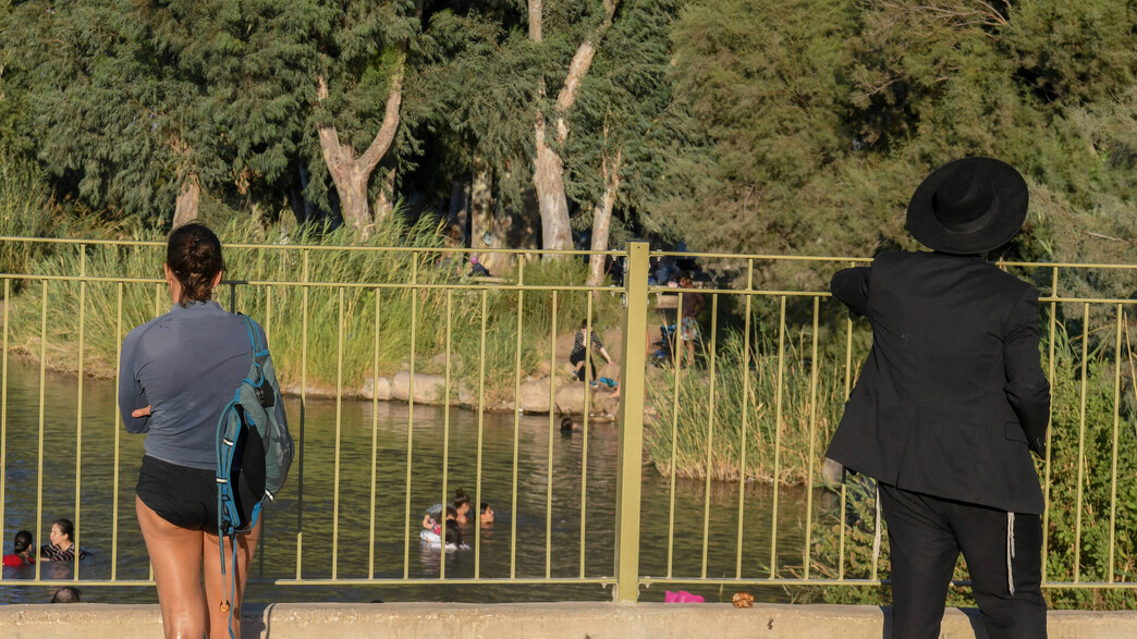 אישה וחרדי סמוך לנחל הקיבוצים בצפון הארץ