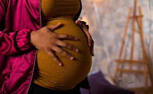 אישה בהיריון מחזיקה את הבטן (אילוסטרציה: By Dafna A.meron, shutterstock)