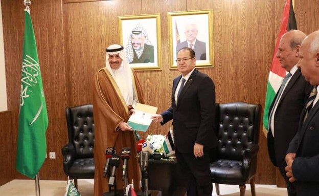 שגריר סעודיה בירדן הגיש את כתב האמנה שלו בקונסול ב