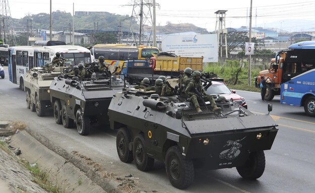 כוחות הביטחון באקוודור פועלים בבתי הכלא לאחר הרצח  (צילום: AP)