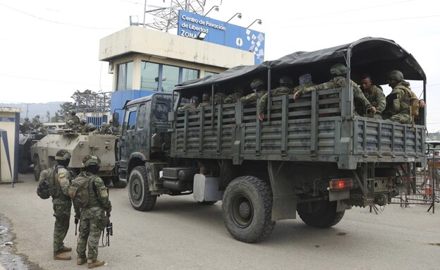 כוחות הביטחון באקוודור פועלים בבתי הכלא לאחר הרצח (צילום: AP)