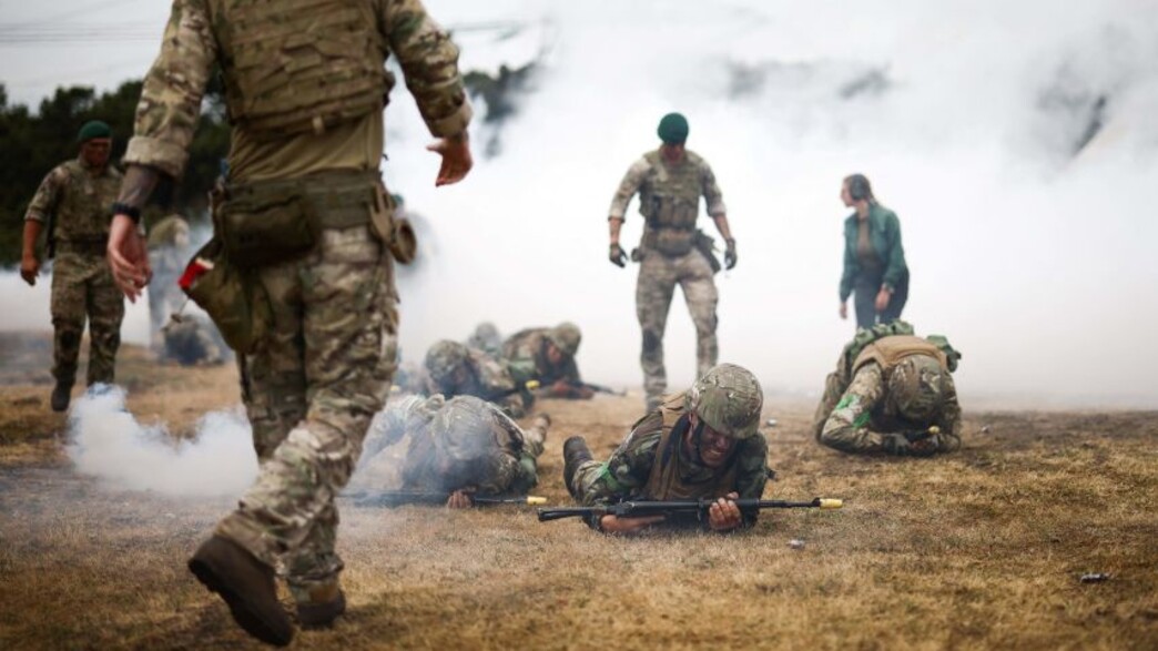 הלוחמים בפעולה (צילום: HENRY NICHOLLS/AFP)