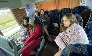 נערות ״כוסו״ לבקשת נהג האוטובוס