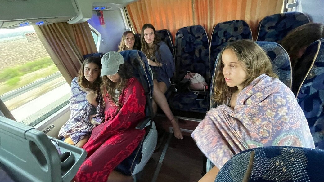 נערות ״כוסו״ לבקשת נהג האוטובוס