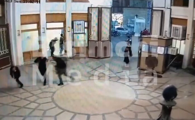 רגעי הירי הערב במסגד בשיראז שבאיראן