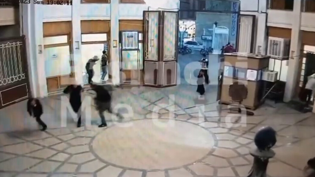 רגעי הירי הערב במסגד בשיראז שבאיראן רגעי הירי הערב במסגד בשיראז שבאיראן