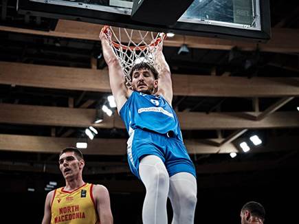 רומן סורקין. בלט מעל כולם (FIBA) (צילום: ספורט 5)
