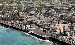 נזקי השרפה בעיירת הנופש ההיסטורית לאהאינה (צילום: רויטרס)