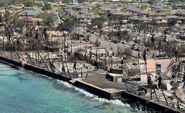נזקי השרפה בעיירת הנופש ההיסטורית לאהאינה (צילום: רויטרס)