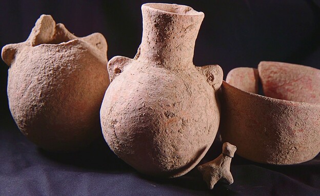 כלים שנמצאו בשלמותם באתר (צילום: אמיל אלג'ם, רשות העתיקות)