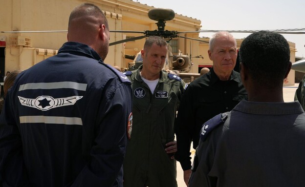 שר הביטחון יואב גלנט ומפקד חיל האוויר תומר בר (צילום: אריאל חרמוני)