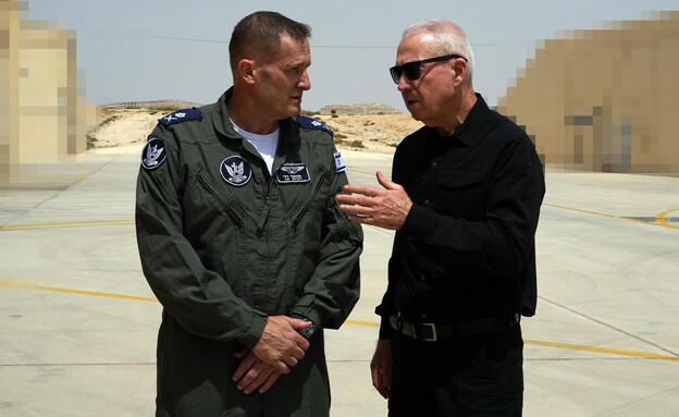 שר הביטחון יואב גלנט ומפקד חיל האוויר תומר בר (צילום: אריאל חרמוני)