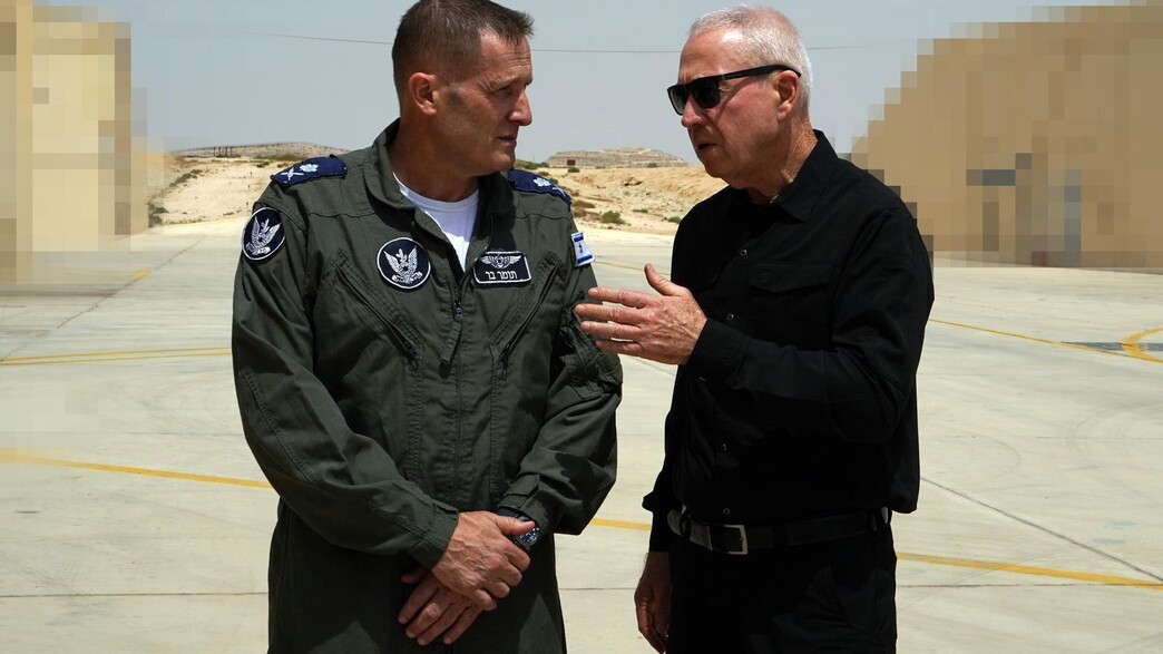 שר הביטחון יואב גלנט ומפקד חיל האוויר תומר בר