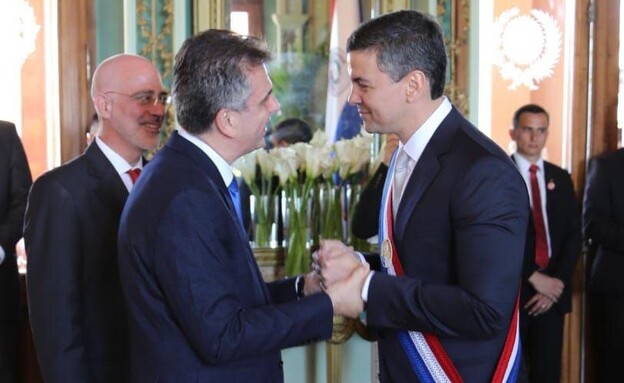 אלי כהן ונשיא פרגוואי סנטיאגו פניה (צילום: משרד החוץ)