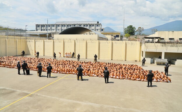 עשרות אלפים נעצרו (צילום: Handout/Presidencia El Salvador, getty images)