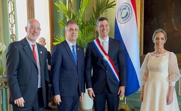 אלי כהן ונשיא פרגוואי סנטיאגו פניה (צילום: משרד החוץ)
