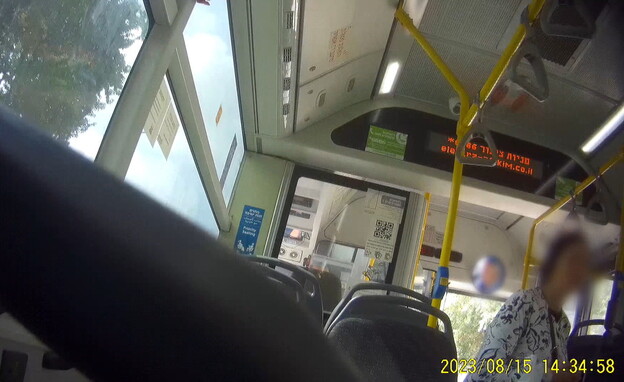 תיעודים חדשים: למרות הגינויים, ההדרה באוטובוסים נמ (צילום: חדשות 12)