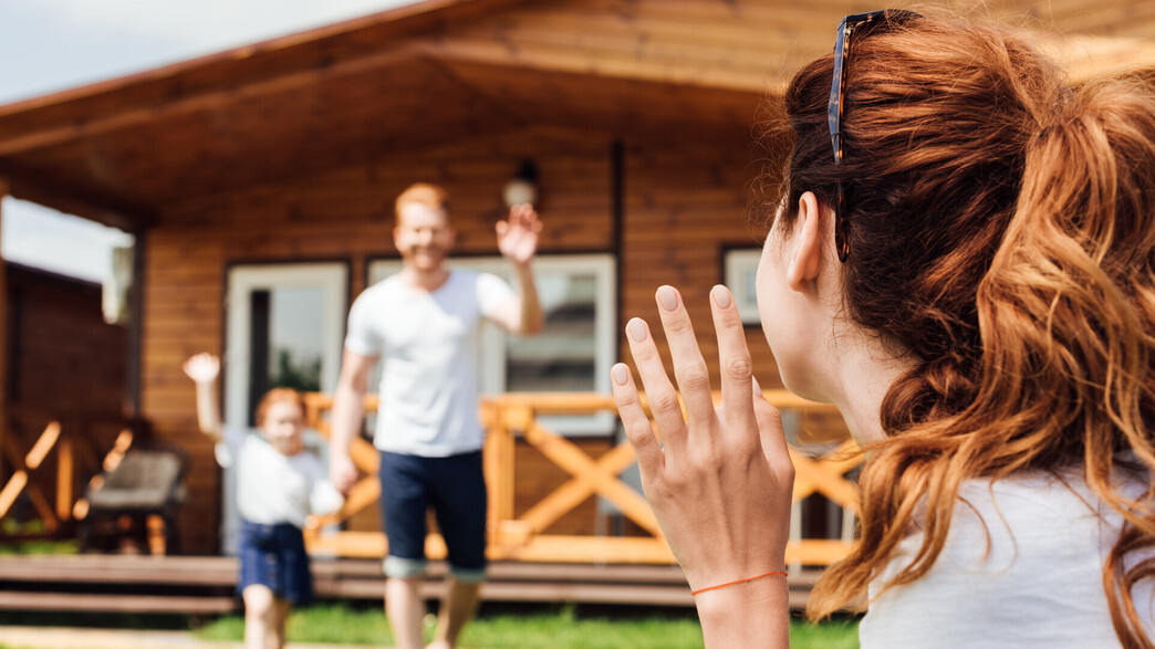 שכנים מנופפים לשלום