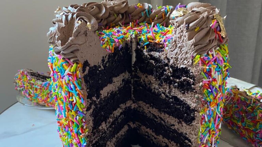 עוגת שכבות שוקולד עם סוכריות