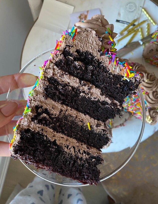 פרוסת עוגת שכבות שוקולד עם סוכריות