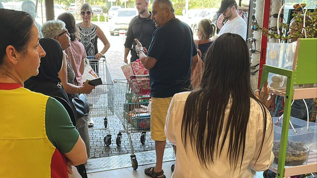 תושבים נתקעו במכולת בקיסריה - וחיכו שנתניהו יסתפר