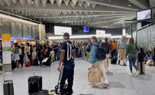 נוסעים תקועים בנמל התעופה בגרמניה עקב ההצפות (צילום: רויטרס)