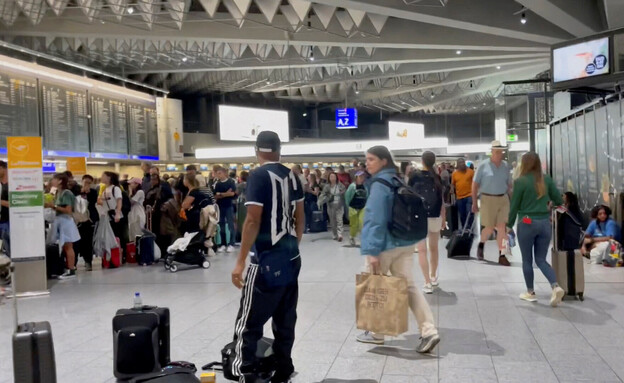 נוסעים תקועים בנמל התעופה בגרמניה עקב ההצפות (צילום: רויטרס)