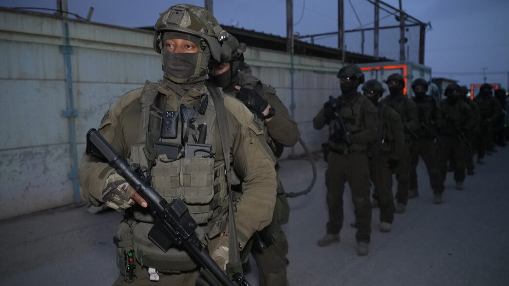 פשיטה על האגף של אסירי חמאס