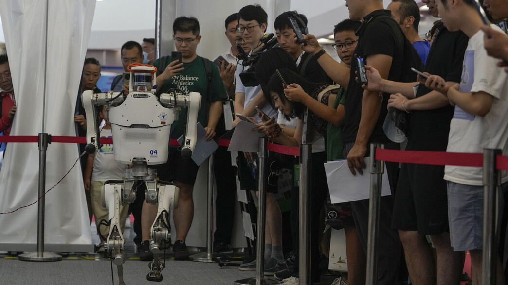 רובוט דמוי אדם שהוצג בכנס הרובוטים העולמי השנתי בב (צילום: ap)