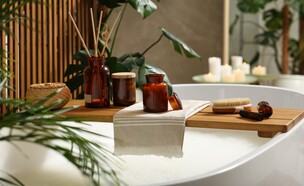 אמבטיה עם קצף ומגש, מפיץ ריח, ספא (צילום: New Africa, SHUTTERSTOCK)