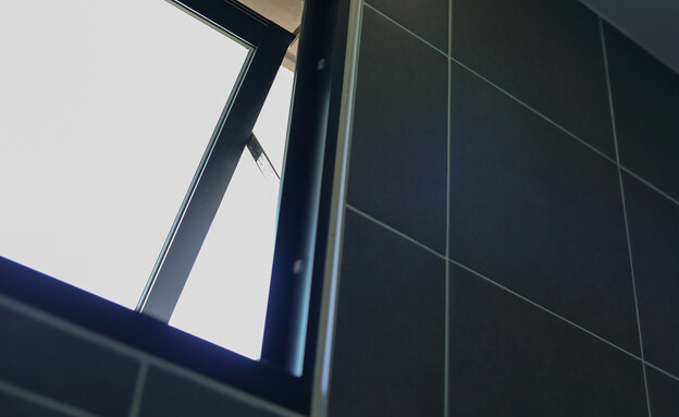 חלון פתוח לאוורור בחדר רחצה, אמבטיה (צילום: Suti Stock Photo, SHUTTERSTOCK)