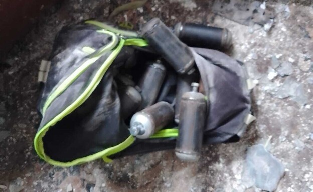 נשק ועשרות מטעני נפץ אותרו בפעילות צה"ל בקסבה בג'נ (צילום: דוברות המשטרה)
