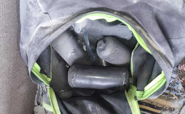 נשק ועשרות מטעני נפץ אותרו בפעילות צה"ל בקסבה בג'נ (צילום: דוברות המשטרה)
