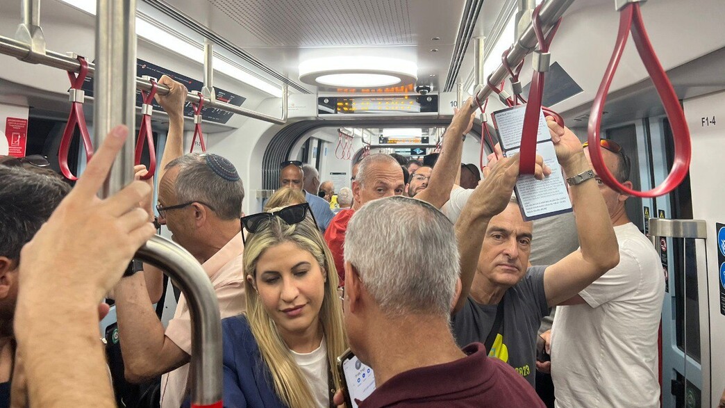נוסעים ברכבת הקלה נוסעים ברכבת הקלה