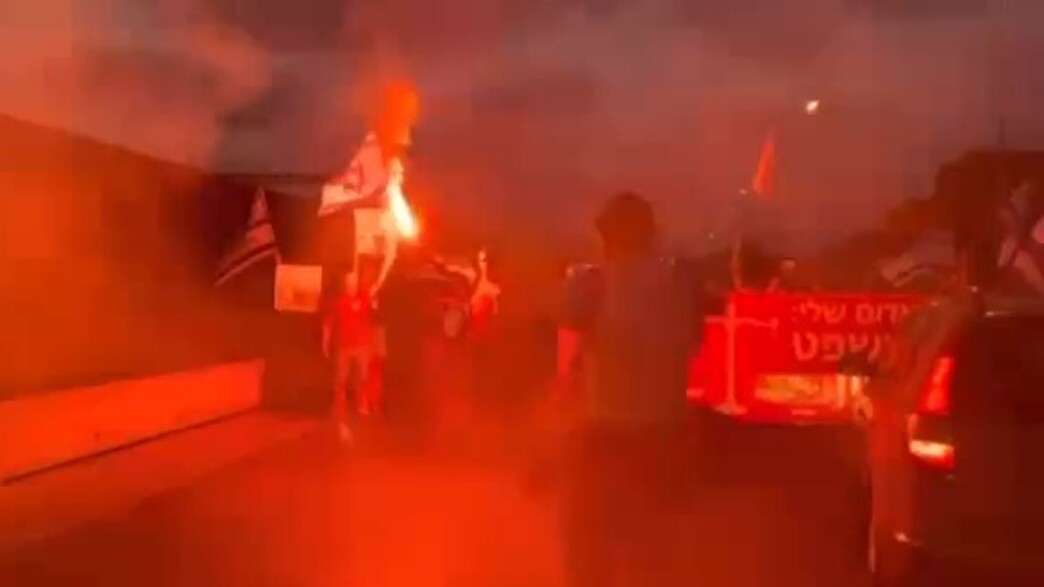 מפגינים חוסמים את איילון צפון