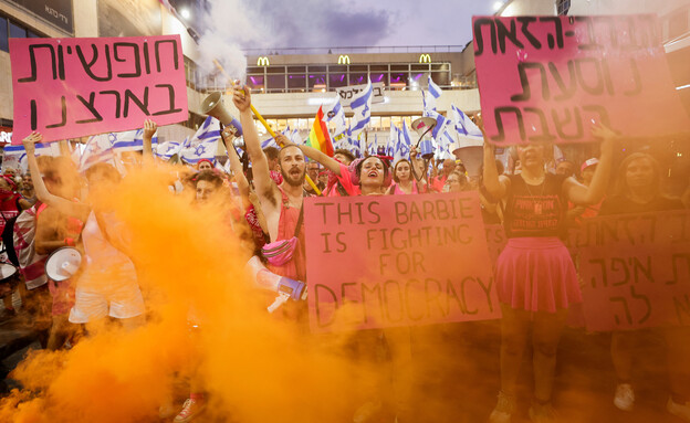 מפגינים נגד המהפכה המשפטית בתל אביב (צילום: רויטרס)