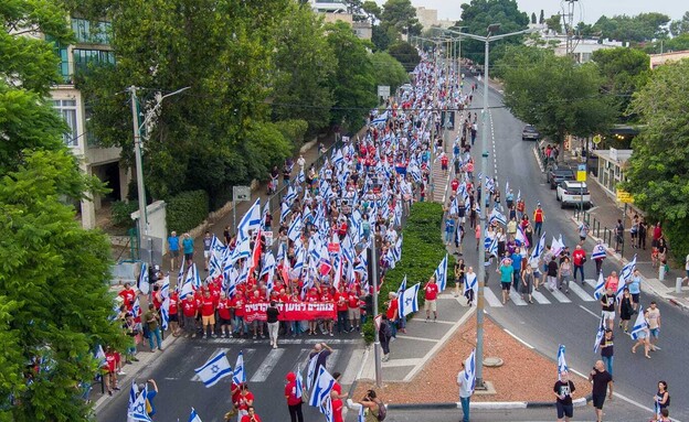מפגינים נגד המהפכה המשפטית בחיפה (צילום: דרור גלבוע)