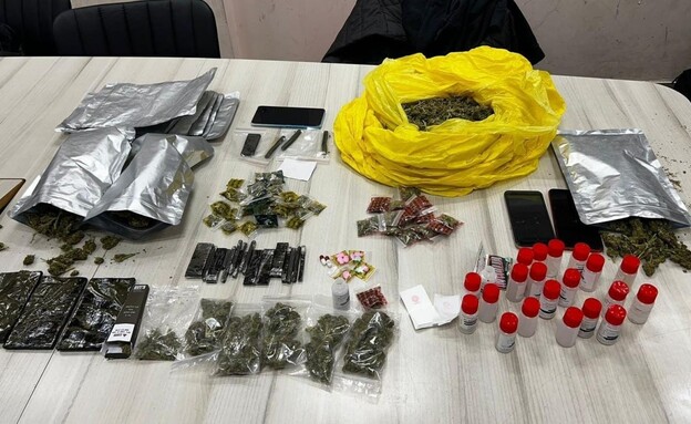 הסמים שנעצרו יחד עם החשוד (צילום: דוברות המשטרה)