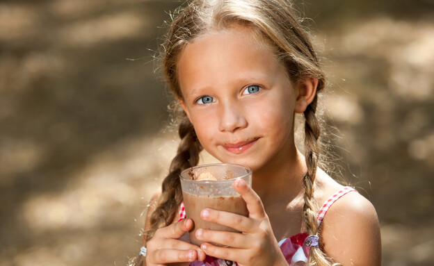 ילדה שותה שוקו (צילום: karelnoppe, Shutterstock)
