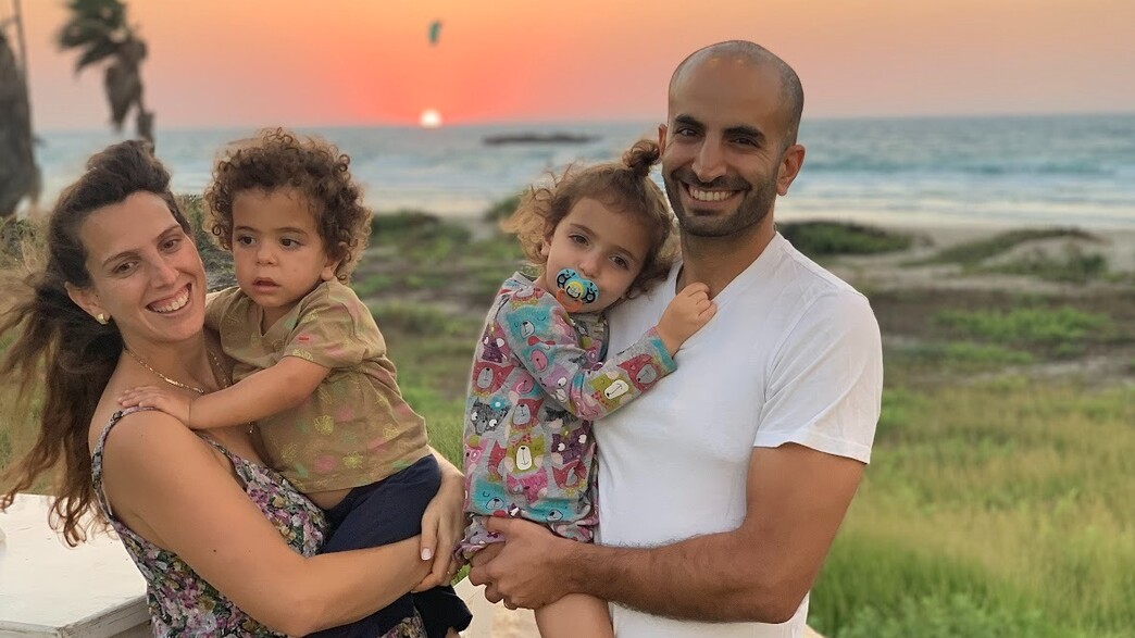 דוד ניזרי עם אשתו והילדים