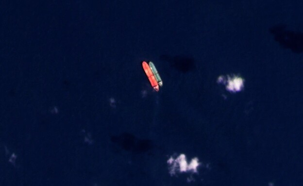 מכלית הנפט "סואץ רג'אן" בים סין הדרומי, פברואר 202 (צילום: AP)
