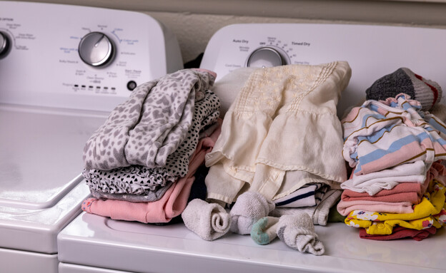 בגדי תינוקות מקופלים, כביסה נקייה  (צילום: ZacCappsImages, SHUTTERSTOCK)