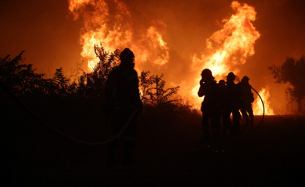 כבאים נאבקים באש ביוון (צילום: רויטרס)
