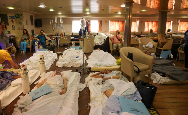 בית החולים המאולתר שהוקם במעבורת בנמל בשל השריפות (צילום: רויטרס)